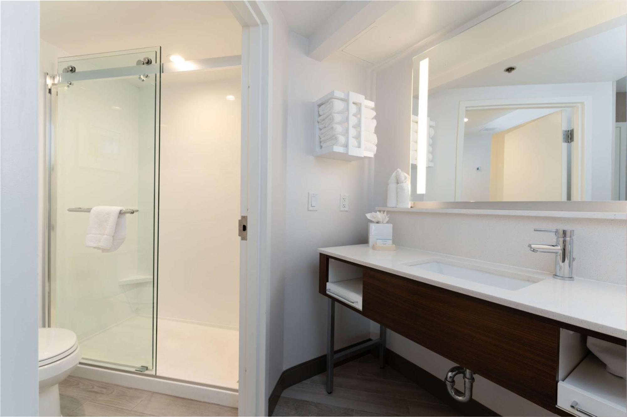 Hampton & Crystal Dca Hotel