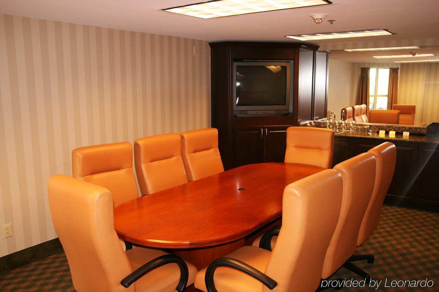 Hampton & Crystal Dca Hotel 3*