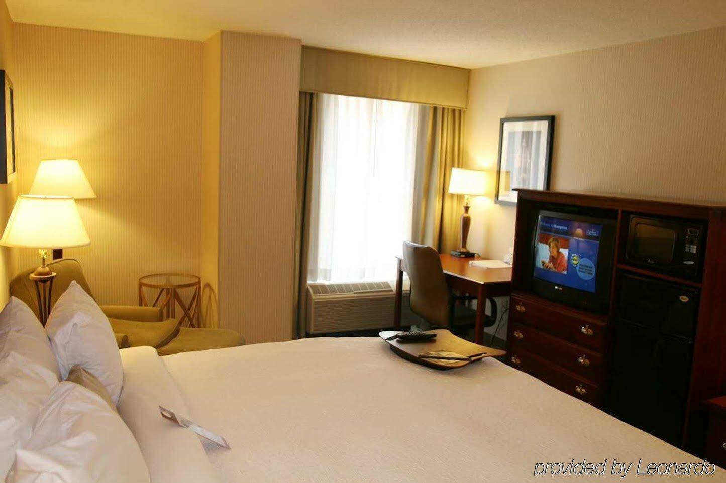 Hampton & Crystal Dca Hotel